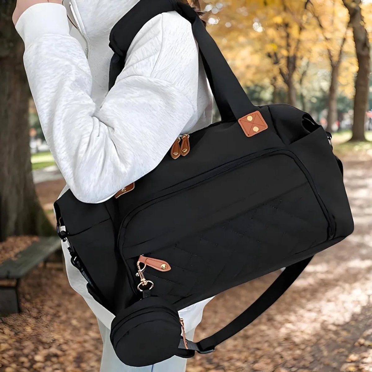 Deze ruime luiertas Geschikt voor op reis heeft een ergonomische handgreep en is Geschikt voor gebruik op het strand, tijdens het kamperen, zwemmen, in ziekenhuizen, wandelen en op cruises.