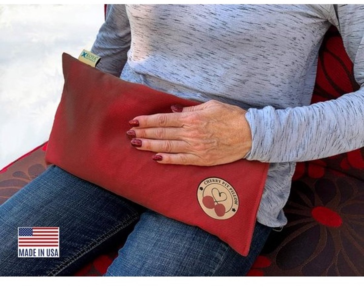 KOYA Naturals Verwarmingskussen Microwavable - Cherry Pit/Steen/Zaad Kussen Heat Pack voor nek, spieren, gewrichten, maagpijn, menstruatiekrampen - warme kompres nekwrap - vochtige warmtetherapie (Henna Rood)