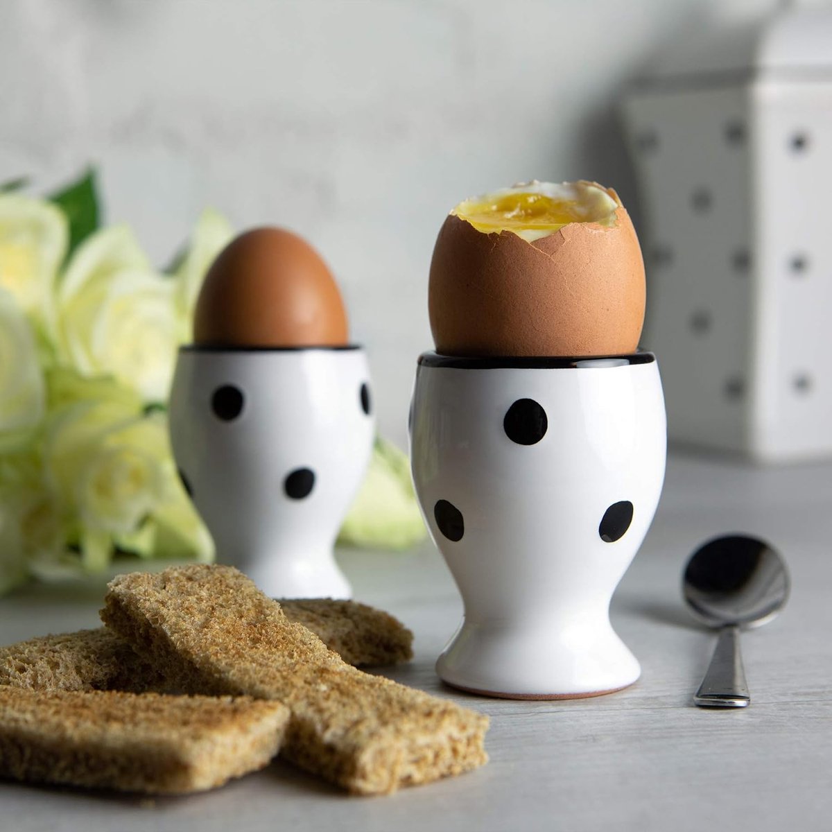 to Cottage Set van 2 Wit en Zwart | Polka Dot Stippen | Handgemaakt Handgeschilderd | Keramiek | Eierdopjes Voor Harde, Zachtgekookte Eieren