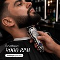 Close-up van een man die zijn baard trimt met een zilverkleurige tondeuse met digitaal display.