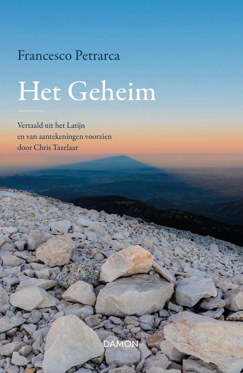 Boek "Het Geheim" van Francesco Petrarca, vertaald door Chris Tazelaar. Omslag met een bergschaduw bij zonsondergang.