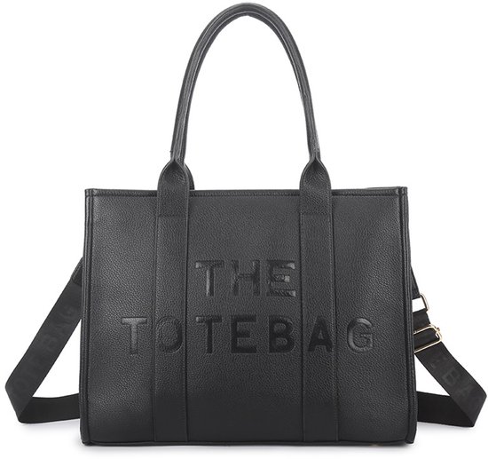 Zwarte tote bag met de tekst 'THE TOTEBAG' in reliëf. Verstelbare schouderriem met tekst.