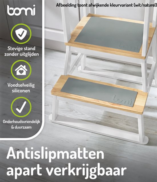 Witte BOMI leertoren met houten zittingen, met grijze antislipmatten. Met "Antislipmatten apart verkrijgbaar".
