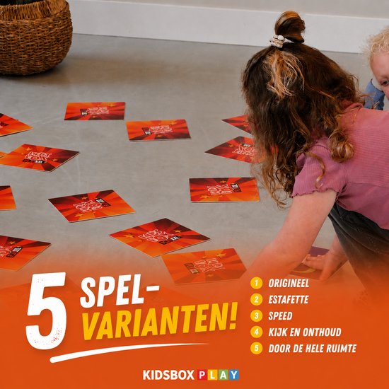 Twee kinderen spelen met memorykaarten op de grond. De tekst '5 SPEL-VARIANTEN!' staat prominent in beeld.