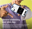 Jongeman met blauwe koptelefoon en ketting, wijst naar smartphone die equalizer-instellingen toont. Tekst: Slimme bediening voor elke dag.