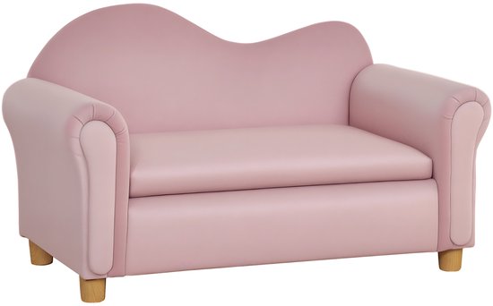 Een roze, tweezits kindersofa met golvende rugleuning en gestoffeerde armleuningen, staand op korte houten poten.