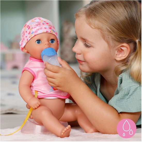 Meisje geeft flesje aan BABY born pop met roze romper en hoedje.