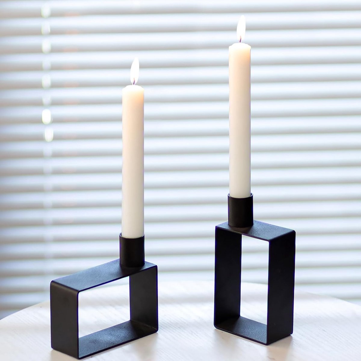 SnelShoppen - Set van 2 Geometrische Zwarte Kaarsenhouders voor Stokskaarsen, Minimalistisch Metaal, Tafeldecoratie voor Kerst, Halloween, en Meer