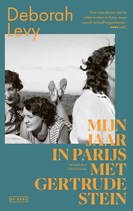Boekomslag met 'Mijn jaar in Parijs met Gertrude Stein' in grote letters. Drie vrouwen liggen en zitten ontspannen op de voorgrond.
