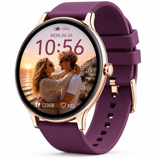 Paarse smartwatch met rosegouden kast, getoond met een foto van een koppel bij zonsondergang op het scherm.