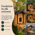 Vogelhuisje van bamboe met camera, hangend aan een boom, bij regen, herfstbladeren en sneeuw. Weerbestendig, duurzaam bamboe, jaar rond plezier.