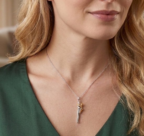 Collier argenté avec un pendentif doré et argenté représentant un parent et un enfant dans une étreinte.