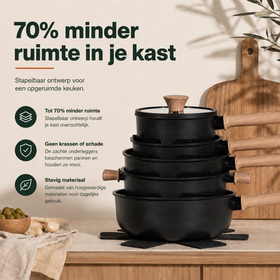 Gestapelde zwarte kookpotten met houten handvatten en deksels, besparen 70% ruimte.