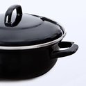 Zwarte emaille braadpan met deksel, zilverkleurige rand en handvatten.