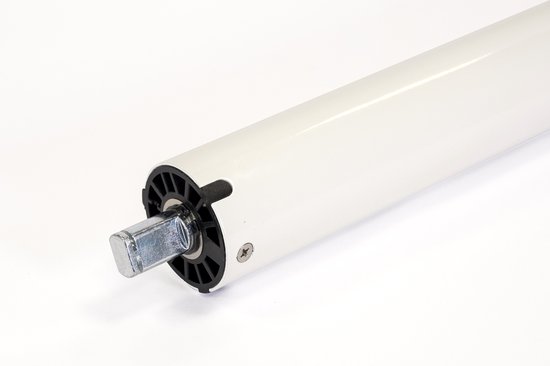 Witte buismotor met vierkante metalen as en zwarte aandrijfriem.