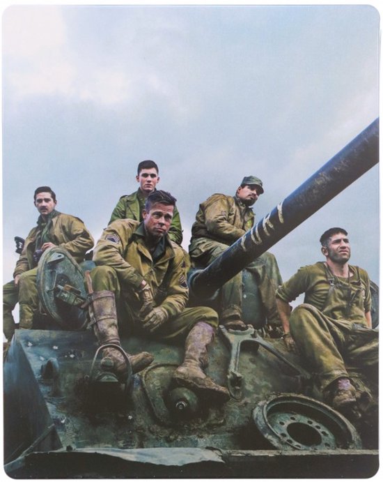 Vijf soldaten, waaronder Brad Pitt, zitten op een tank in een groen uniform.