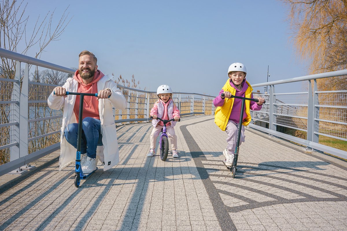 Lionelo Whizz Neo Freestyle Step + Fietshelm voor kinderen – 110 mm PU High Rebound Wielen – ABEC-9 Lagers – HIC Compressiesysteem – Breed T-Bar Stuur – Antislip Aluminium Deck – Neochrome Afwerking – Stuntstep tot 100 kg – Lichtgewicht 3,6 kg — afbeelding 4