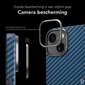 Gedetailleerde weergave van blauw en zwart carbonfiber iPhone hoesje met camera bescherming.