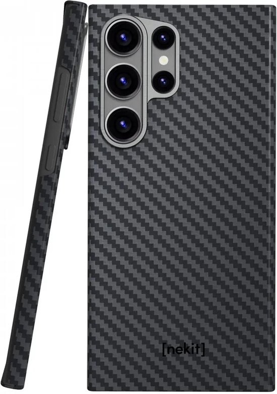 Zwarte NEKIT telefoonhoes met koolstofvezelpatroon, staand.