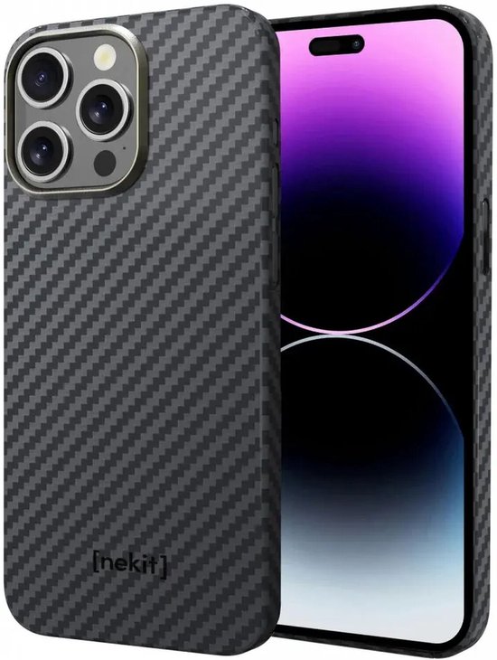 iPhone 14 Pro met grijs/zwart carbon fiber hoesje. De hoes is dun en beschermt.