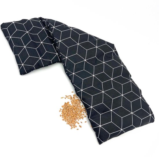 Zwart warmtekussen met witte geometrische lijnen, gevuld met tarwekorrels.