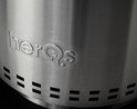 Gedetailleerde close-up van het zilverkleurige HerQs-logo en ventilatiegaten op een vuurkorf