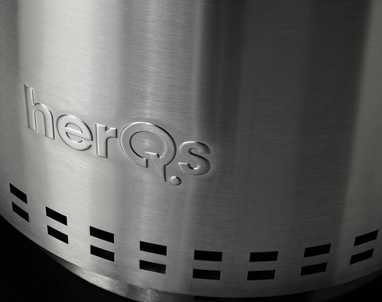 Gedetailleerde close-up van het zilverkleurige HerQs-logo en ventilatiegaten op een vuurkorf