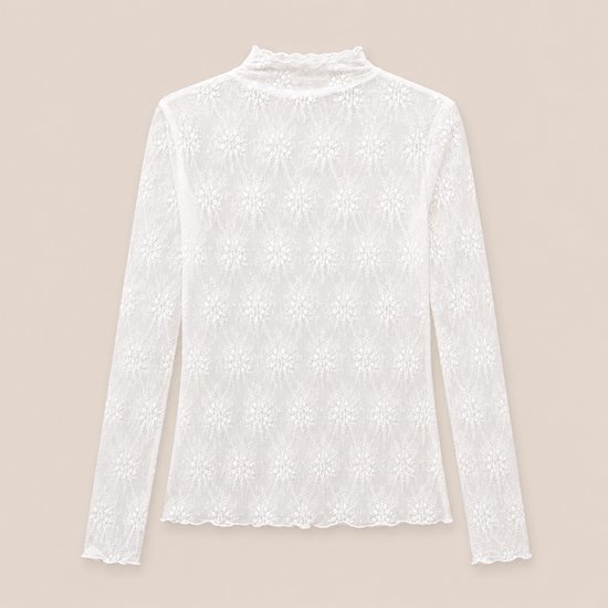 Witte kanten top met lange mouwen, hoge hals en bloemenpatroon. Gerimpelde boorden.