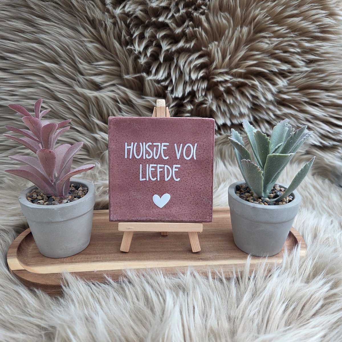 CreaCraft - Robuust tegeltje – "Huisje vol liefde" – Wanddecoratie – Cadeau voor Nieuwe Woning, Housewarming of Gezinscadeau – Vriend(in) – Trendy nu – Incl Standaard – Cadeau Idee- Brievenbuscadeau - Spreuktegel - Tegeltjeswijsheid