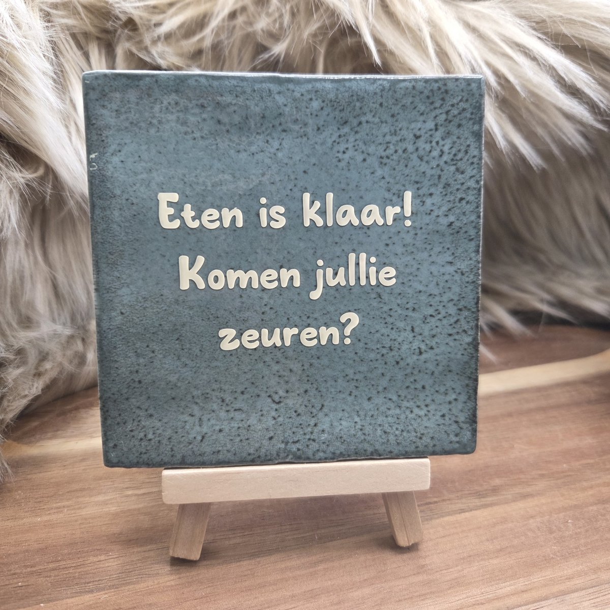 CreaCraft - Robuust tegeltje – "Eten is klaar! Komen jullie zeuren?" - Grappige Wanddecoratie - Cadeau met Knipoog - Vrienden, Familie, Collega of zomaar - Trendy nu - Cadeau idee - Incl standard - Brievenbuscadeau - Spreuktegel - Tegeltjeswijsheid