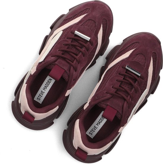 Bovenaanzicht van burgondische sneakers met roze accenten, veters en opvallende zolen. "STEVE MADDEN" logo op de binnenzool.
