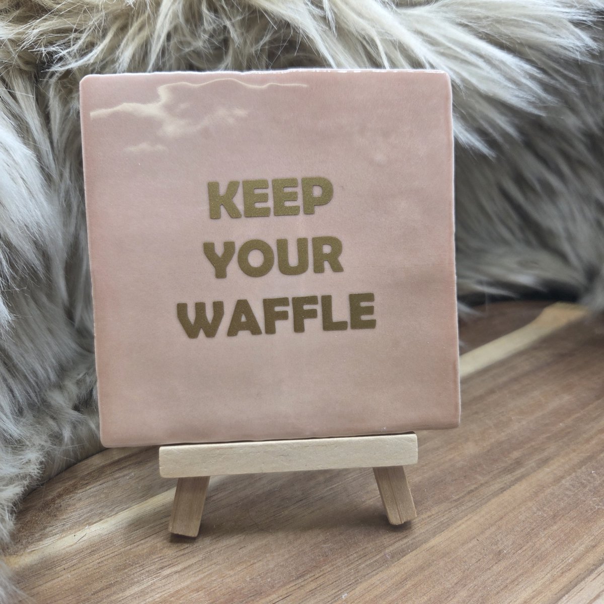 CreaCraft - Robuust tegeltje - "Keep Your Waffle" - Grappige Wanddecoratie - Cadeau met Knipoog - Vrienden, Familie, Collega of zomaar - Trendy nu - Cadeau idee - Incl standard - Brievenbuscadeau - Spreuktegel - Tegeltjeswijsheid