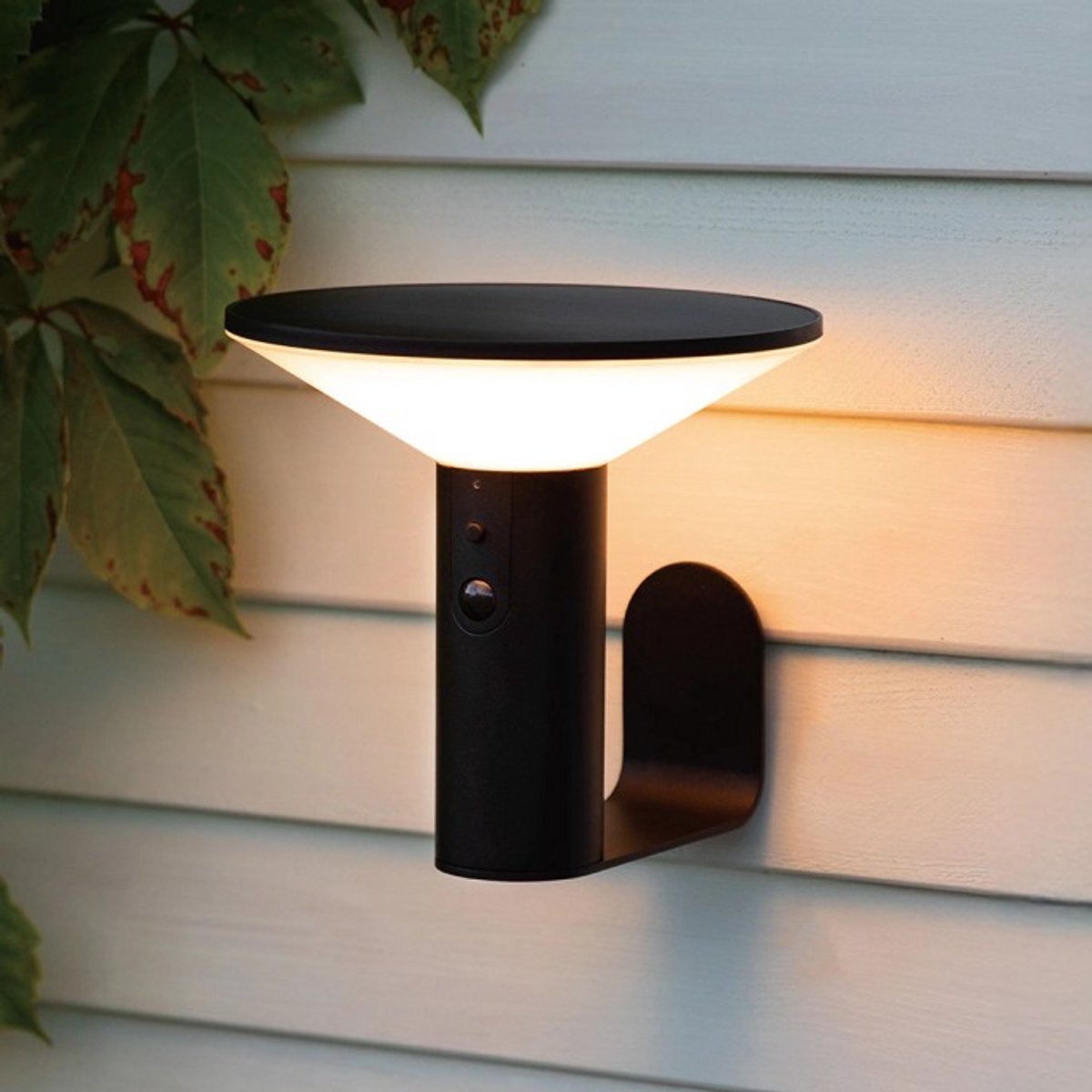 Solar wandlamp buiten 'Lyon' - Met bewegingssensor - USB C oplaadbaar - 2700K - 250 Lumen - IP44 - Zwart - Tuinverlichting op zonne-energie