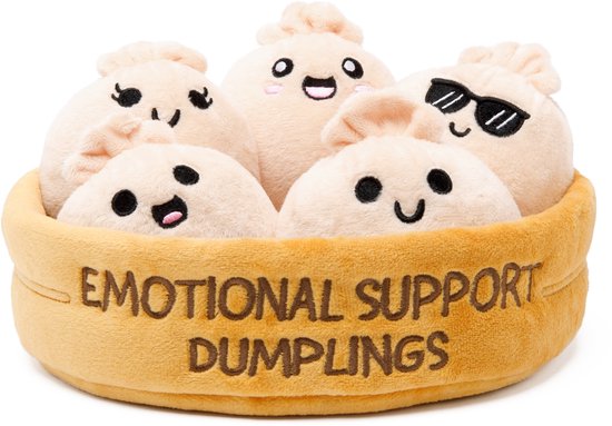 Vijf beige knuffel-dumplings in een oranje mandje, bedrukt met 'EMOTIONAL SUPPORT DUMPLINGS', op witte achtergrond.