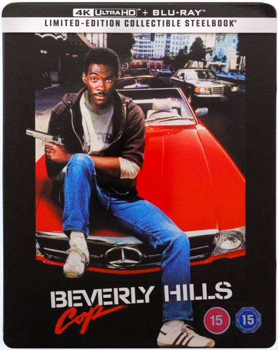 Eddie Murphy als Axel Foley, met een pistool, zittend op de rode motorkap van een auto. "Beverly Hills Cop" logo.