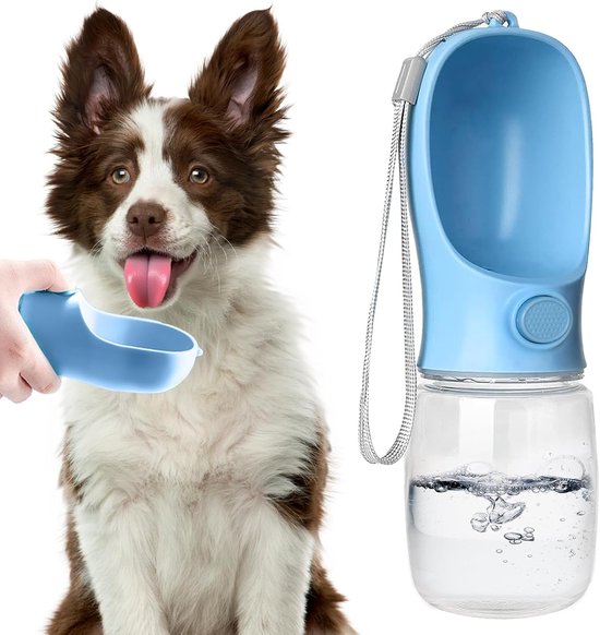 Bouteille d'eau bleue pour chien avec cordon, avec un chiot border collie bavant.