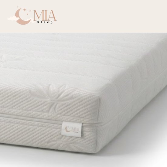 Witte matras met een gestructureerde hoes. Een label met het MIA Sleep logo is zichtbaar.