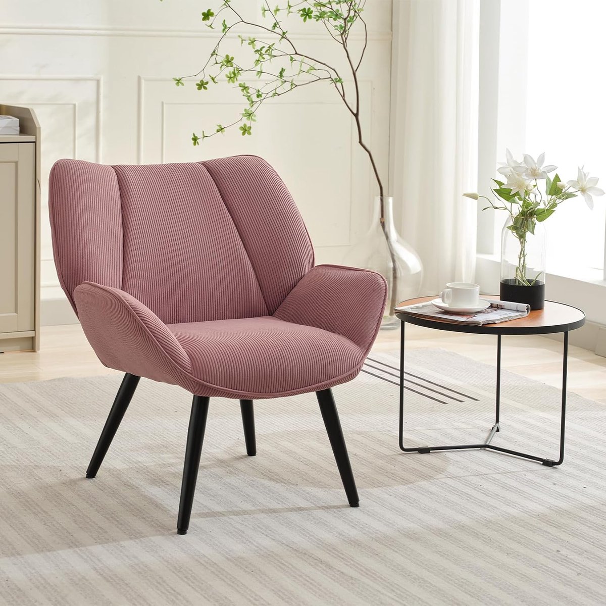 Moderne accentstoel van corduroy – Gestoffeerde fauteuil – Brede, uitlopende armleuningen – Stevige metalen poten – Brede, comfortabele zitting – Roze