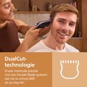 Vrouw knipt haar van een man met Philips tondeuse; uitleg over DualCut-technologie en precisie.