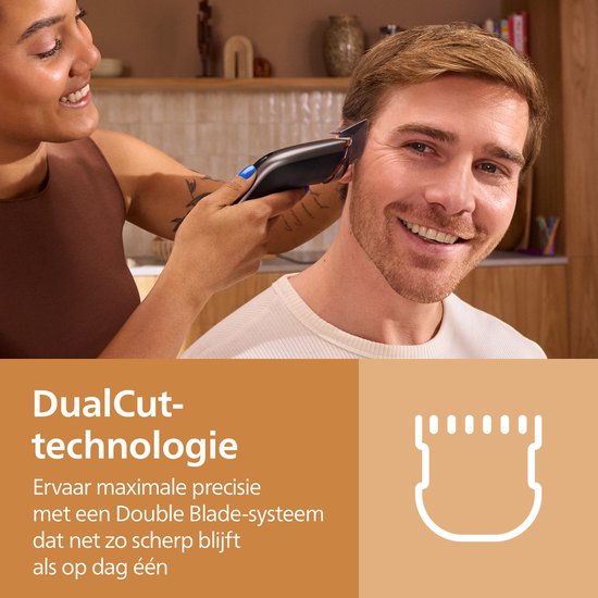 Vrouw knipt haar van een man met Philips tondeuse; uitleg over DualCut-technologie en precisie.