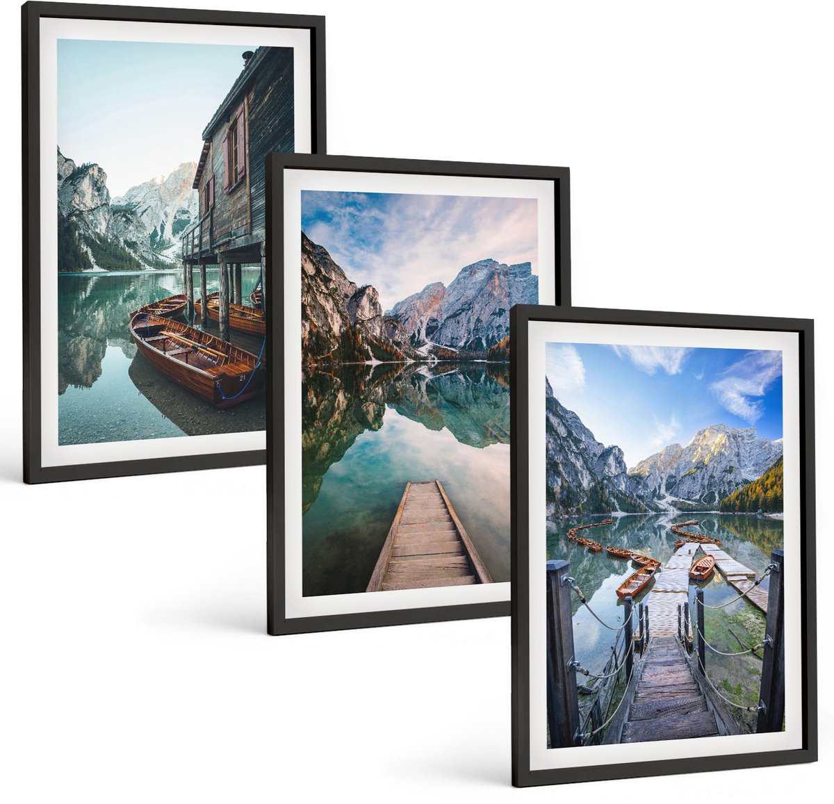 Tulup 4-Delige Schilderij Set - Een rustig meer in de bergen met houten bootjes. - 40 x 60 cm - Muurdecoratie - Decoratieve Schilderijen - Wohnzimmer - Woonkamer Decoratie