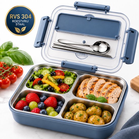 Blauwe roestvrijstalen lunchbox met vier compartimenten, gevuld met kip, salade, aardappeltjes, aardbeien en blauwe bessen.