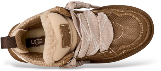 Bovenaanzicht van bruine UGG-sneaker met ruitschoenveters, beige voering.