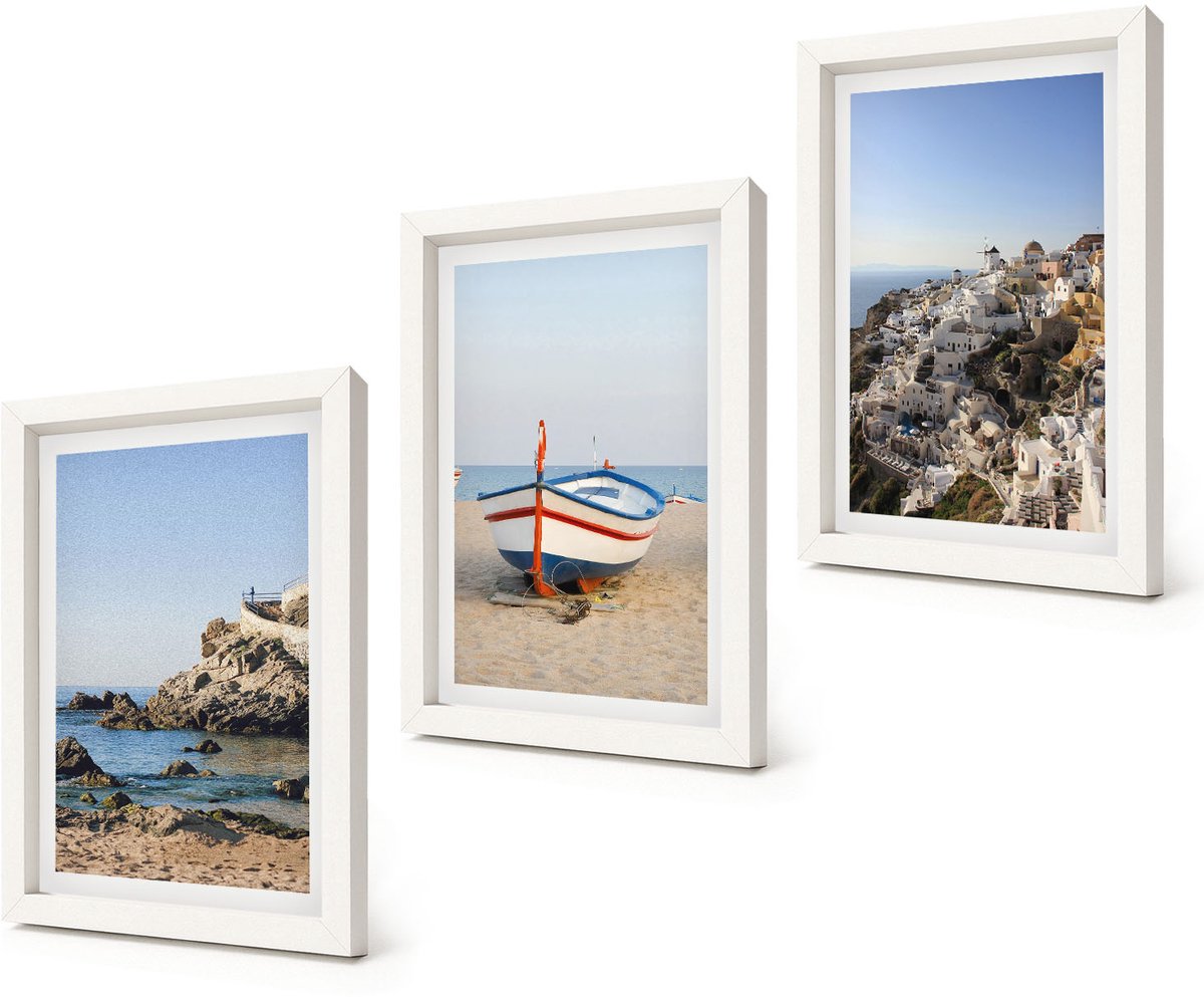 Coloray 3-Delige Schilderij Set - Uitzicht op zee met boten en witte huizen in Griekenland - 20x30 - Muurdecoratie - Schilderijen Set - Woonkamer - Decoratieve Schilderijen