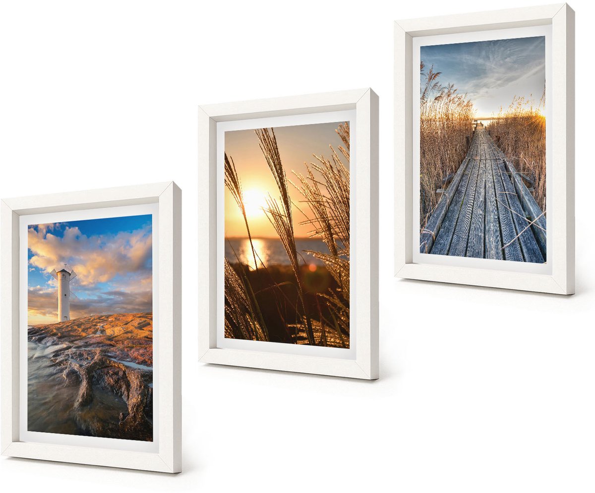 Coloray 3-Delige Schilderij Set - Uitzicht op de vuurtoren over de zee, het gras en een houten pier. - 20x30 - Wanddecoratie - Muurdecoratie - Moderne Interieurdecoratie