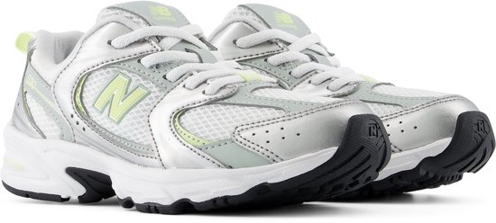 Wit, zilverkleurig en lichtgroen New Balance 530 unisex sneakers, schuin van voren.