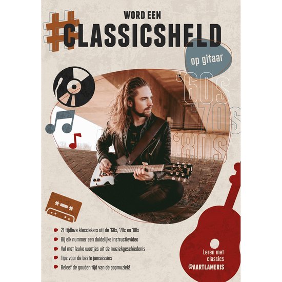 Een man met lang bruin haar, gekleed in een zwarte leren jas en shirt, zit met een akoestische gitaar in zijn handen. De tekst #CLASSICHELD op gitaar.