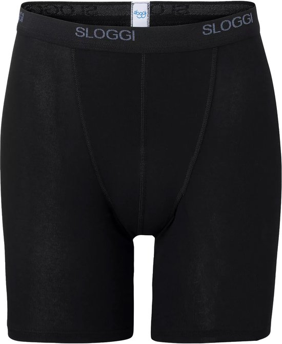 Zwarte Sloggi boxershort met lange pijp, gedragen door een man. Met een 1-pack sticker.