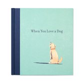 Lichtgele hond met oranje halsband kijkt op naar de titel "When You Love a Dog" op een mintgroene kaft met donkerblauwe rug.