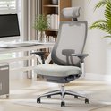 Lichtgrijze ergonomische bureaustoel met verstelbare hoofdsteun, in een modern kantoor met een bureau en computer.
